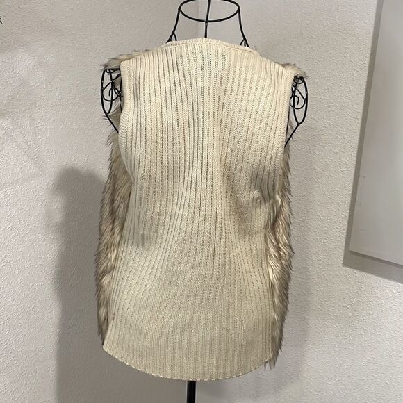 BCX Light colored faux fur vest size XS - Picture 5 of 7